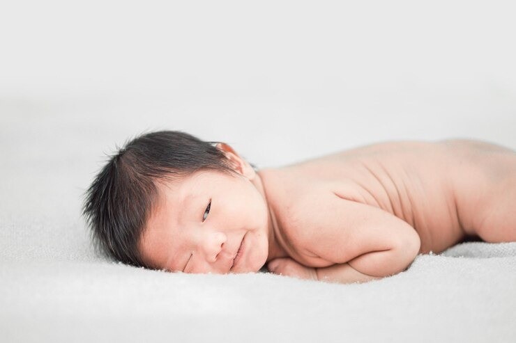 tummy time bayi, stimulasi motorik bayi, milestone bayi 1 bulan, perkembangan bayi 6 bulan, tummy time 3 bulan, cara tummy time yang benar, bayi tengkurap, latihan bayi angkat kepala, tips tummy time